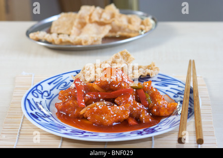 süß und sauer Huhn, chinesisches Essen auf Teller und Stäbchen, asiatische Küche Stockfoto