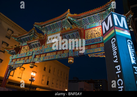 Die Chinatown Arch und Galerie Platz Metro unterzeichnen in Washington DC. Stockfoto