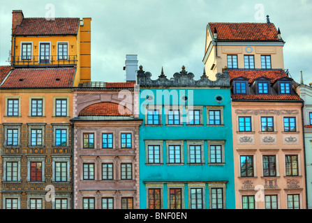 Bunte alte Häuser / Gebäude in Warschau, Polen Stockfoto