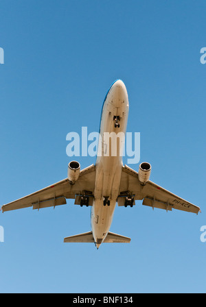 Blick gerade nach oben auf eine KLM Royal Dutch Airlines kommerziellen Jet Airliner im Endanflug zur Landung. Stockfoto