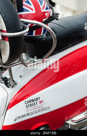 Union Jack Helm auf einer Lambretta Roller mit einem Carnaby Street W1-Logo-Aufkleber Stockfoto