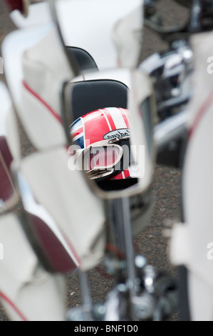 Union Jack Helm spiegelt sich in den Spiegel auf einer Lambretta Roller Stockfoto