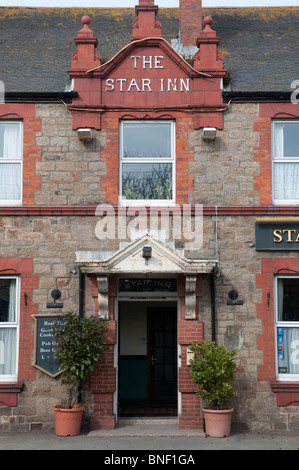 Fassade der Star Inn, bekannte und preisgekrönte Pub in Crowlas, Cornwall. Stockfoto