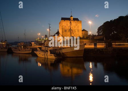 Nachtansicht des Rosenkrantz Turm, Hafen, Bergen, Norwegen. Stockfoto