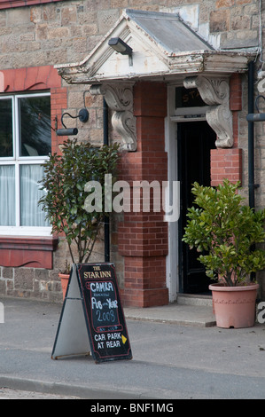 Eingangstür zum Star Inn, bekannte und preisgekrönte Pub in Crowlas, Cornwall. Stockfoto