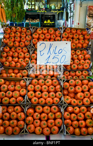 Tür / innen Stall Display-Markt / Verkäufer mit frischen Tomaten gut / Top Qualität / Tomaten / Obst. Sevilla / Sevilla. Spanien Stockfoto