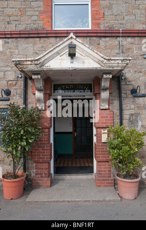 Eingangstür zum Star Inn, bekannte und preisgekrönte Pub in Crowlas, Cornwall. Stockfoto