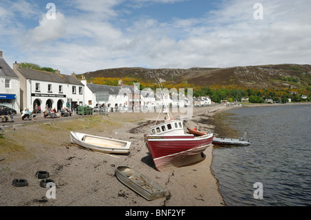 Boote auf der Buche bei Ebbe unter blauem Himmel in Ullapool ein malerisches Fischerdorf im äußersten Norden westlich von Schottland Stockfoto