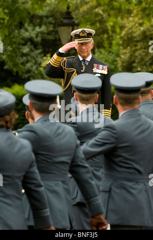 Prinz Charles salutieren raf Soldaten, die Mall, London, england Stockfoto