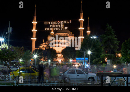 Blick auf die blaue Moschee in der Nacht mit Kuppeln, im Auftrag von Sultan Ahmet 1. und fertiggestellt im Jahre 1616 mit Istanbul in der Türkei Stockfoto