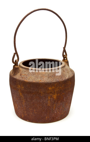 Alten rostigen gusseisernen Topf / Kessel aus niedrigen Perspektive isoliert gegen weiß. Stockfoto