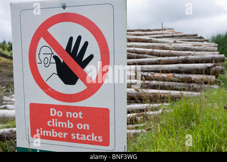 Warnzeichen vor für Holz Stapel, Grizedale Forest, Cumbria Stockfoto