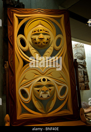 Moderne geschnitzte Zeder Westküste Aborigines First Nations zeremonielle dual Gesicht Masken Bildschirm UBC Museum für Völkerkunde Stockfoto