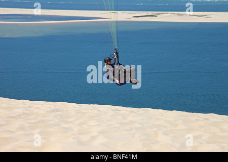 Gleitschirm fliegen über die Dünen von Pyla in der Nähe von Arachon Frankreich Stockfoto