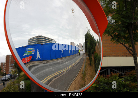 American Express Baustelle spiegelt sich in der Straße Sicherheitsspiegel Bighton UK Stockfoto