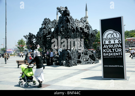 Zeitgenössische Kunst-Installation errichtet für die 2010 Europäische Kulturhauptstadt in Eminonu, Istanbul, Türkei Stockfoto