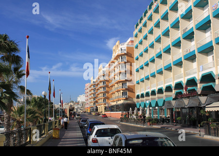 Qawra Palace und Suncrest Muscheln Hotels in Qawra, Buġibba, Salina Bay, St. Pauls Bay, North Malta, Mittelmeer, Europa Stockfoto
