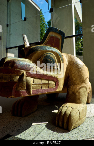 Native Haida Gwaii Künstler Bill Reid geschnitzt Haida tragen Holzskulptur UBC Museum von Anhropology Stockfoto