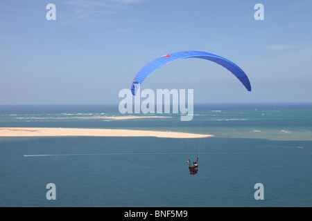 Gleitschirm fliegen über die Dünen von Pyla in der Nähe von Arachon Frankreich Stockfoto