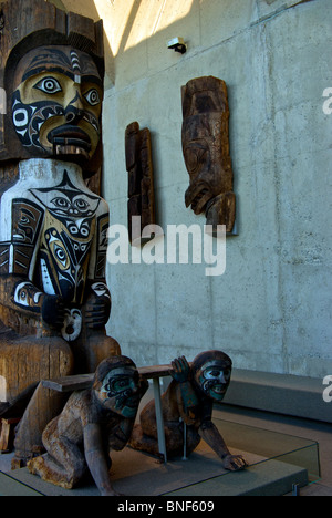 Aufwendig geschnitzte Zeder West Coast Aborigines First Nations Totempfähle UBC Museum für Völkerkunde Stockfoto