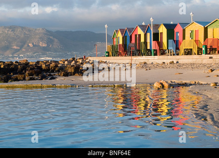 Bunte Strandhäuschen Reflexion im Wasser, St. James, Kalk Bay, Provinz Western Cape, Südafrika. Stockfoto