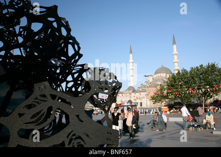 Zeitgenössische Kunst-Installation errichtet für die 2010 europäische Stadt der Kultur und der neuen Moschee in Eminonu, Istanbul, Türkei Stockfoto