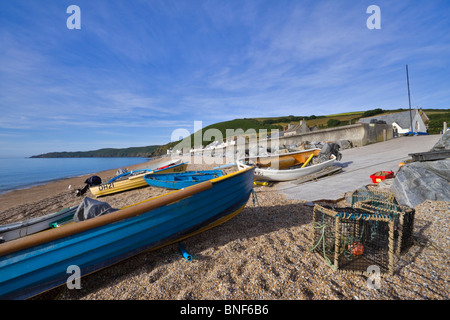 Beesands, South Hams, Devon. Angeln-Jollen am Kiesstrand in dem kleinen Fischerdorf an der South Devon Küste aufgestellt. Stockfoto