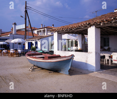 Strand Seite Tavernen im Ort Siviri an der Westküste der Halbinsel Kassandra Stockfoto