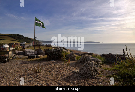 Devonshire Flagge und Angeln Utensilien bei Beesands, South Hams, Devon. Stockfoto