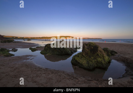 Felsen am Strand von Bigbury-sur-mer, South Hams, Devon. Ein Gezeitenbecken und großen Felsen in der Abenddämmerung. Stockfoto