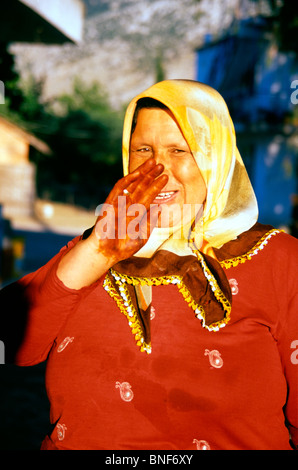 Ländliche türkische Frau mit Henna'ed Hand, Yagca Koyu, Dosemealti, Provinz Antalya, Türkei Stockfoto