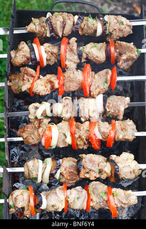 gegrillt mit Gemüse auf Metall Spieße Kebab Stockfoto