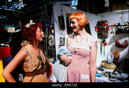 Zwei modische junge Frauen in Spitalfields Sonntag Markt London England UK Stockfoto