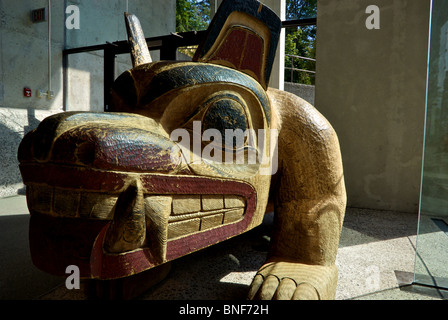 Native Haida Gwaii Künstler Bill Reid geschnitzt Haida tragen Holzskulptur UBC Museum von Anhropology Stockfoto