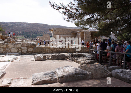 TOURISTEN IN DEN PALAST VON KNOSSOS AUF DER GRIECHISCHEN INSEL KRETA. Stockfoto