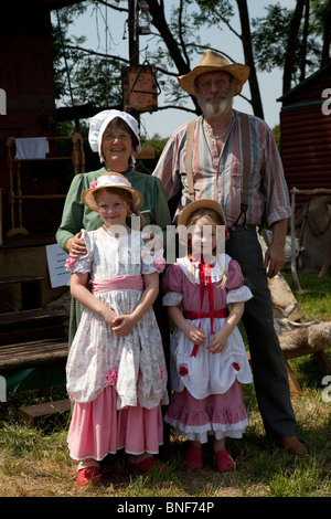 Frühe amerikanische Pionierfamilie am Gehöft Siedler wagon Gotherington Show UK Stockfoto