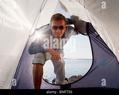 Mann-Eingabe-Zelt auf dem Seeweg Stockfoto