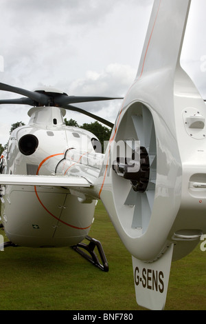 Weiße Eurocopter EC135 P2i Heckrotor bei Cholmondeley Pageant of Power Stockfoto