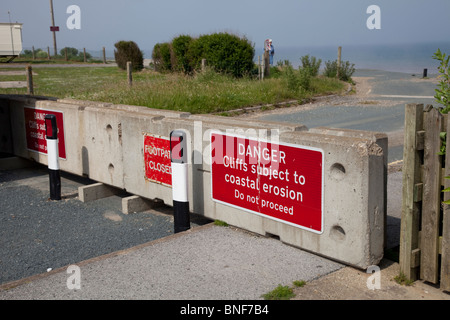 Gefahr, die einstürzenden Felsen Zeichen auf blockierte Küstenstraße Skipsea East Riding von Yorskhire UK Stockfoto