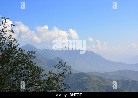 Landschaft des westlichen Himalaya. Kharamba Gipfel. Höhe rund 8000 ft. Platz-Chakraata (Uttaranchal) Stockfoto