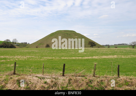 Silbury Hill, größten künstlichen Hügel in Großbritannien in der Nähe von Avebury, Wiltshire Stockfoto