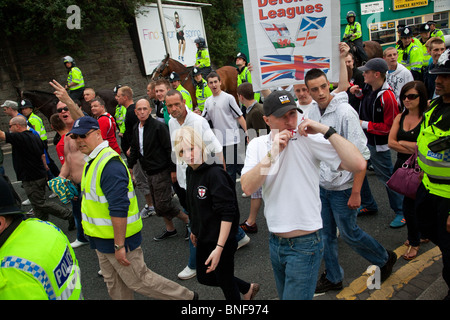 Antifaschisten protestieren in Opposition zu einer Demonstration durch die Welsh Defence League (WDL) in Cardiff, Wales. Stockfoto