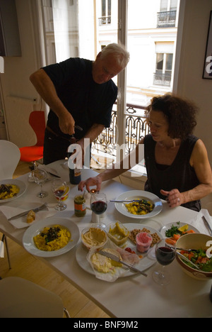 Australischen Familie zu einem Abendessen in Paris Frankreich Europa vorbereiten Stockfoto