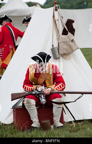 8. Könige Regiment Fußsoldat Reenactment Reinigung seine Muskete Stockfoto