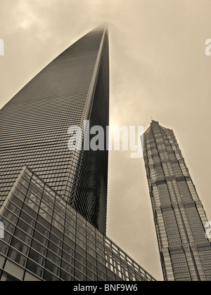 Gruppe von Wolkenkratzern mit Wolken auf ihrer Oberseite in Shanghai, China - in Sepia Farbe Stockfoto