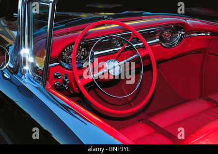 1956 Oldsmobile Interieur in makellosen, perfekten Zustand bei Kleinstadt amerikanischen Auto-Show. Stockfoto