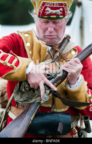 8. Könige Regiment Fußsoldat Reenactment Reinigung seine Muskete Stockfoto