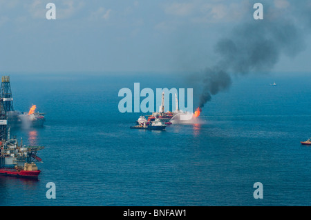 Development Driller II, Discoverer Enterprise und Helix Q4000 an der MC252 (Mississippi Canyon Block 252) Website, Golf von Mexiko Stockfoto