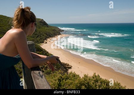 Frau, die auf einen Balkon mit Blick auf den Strand, die Great Ocean Road, Victoria, Australien Stockfoto