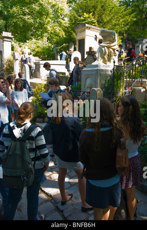 Schülerinnen und Schüler an Chopins Grab Cimetière du Pere-Lachais 20. Arrondissement Paris Frankreich Europa Stockfoto